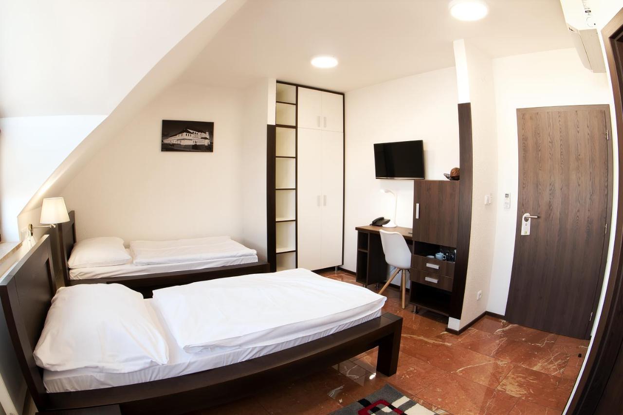 Hotel Slunecni Dvur ブルノ エクステリア 写真